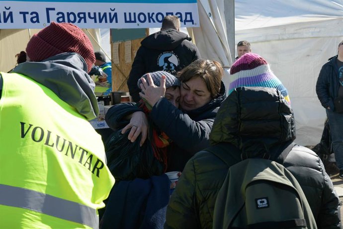 Archivo - Una mujer llora tras llegar a Rumanía procedente de Ucrania