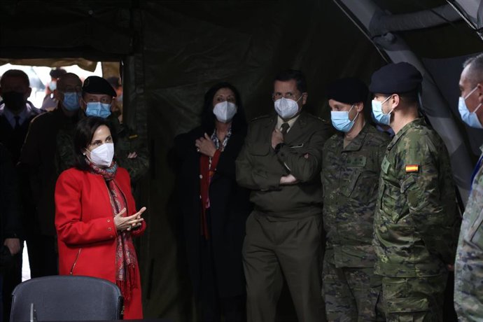 La ministra de Defensa, Margarita Robles, visita en la base militar de Cerro Muriano en Córdoba la Brigada 'Guzmán el Bueno' X.