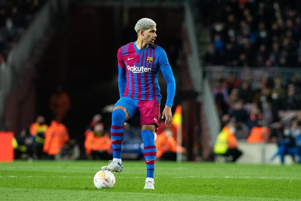 El central del FC Barcelona Ronald Araujo durante un partido ante el Sevilla en el Camp Nou en LaLiga Santander 2021-2022.