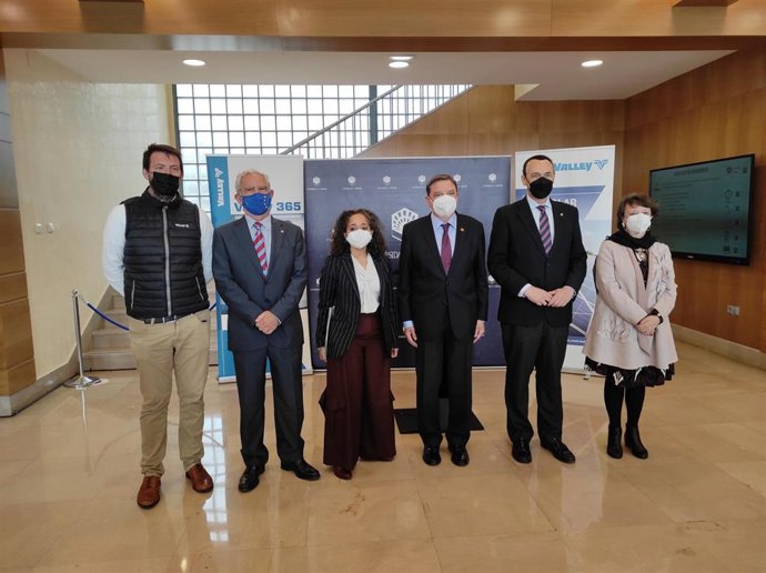 Clausura del acto del 'Día de la Tierra', con Luis Planas y Julissa Reynoso junto a representantes de la UCO, la empresa Valmont Industries y la Subdelegación del Gobierno.