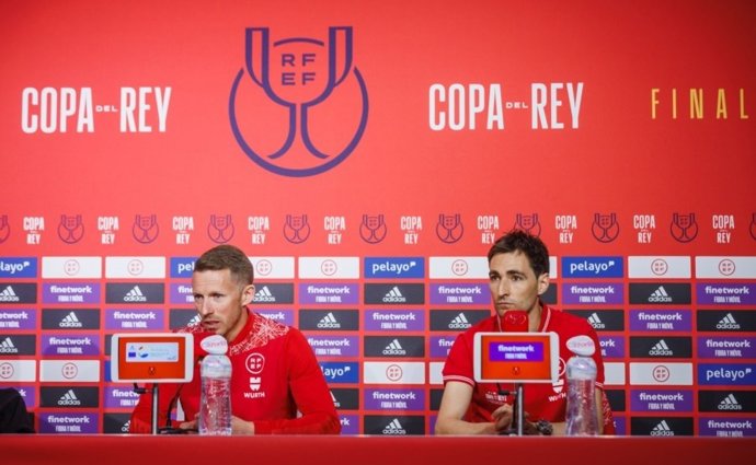 Alejandro Hernández Hernández junto a Ricardo de Burgos Bengoetxea en la rueda de prensa previa a la final de la Copa del Rey