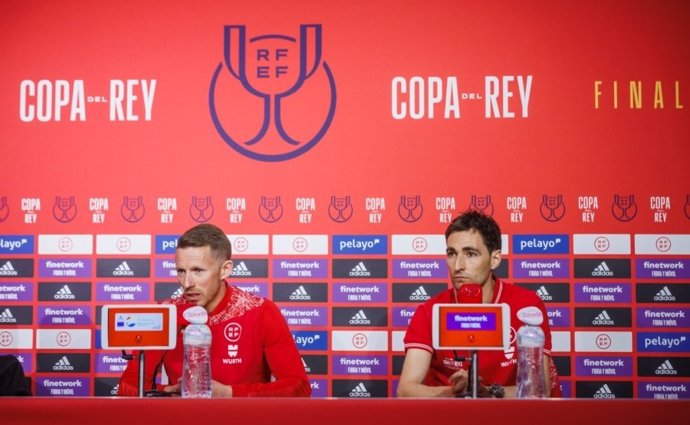 Alejandro Hernández Hernández junto a Ricardo de Burgos Bengoetxea en la rueda de prensa previa a la final de la Copa del Rey