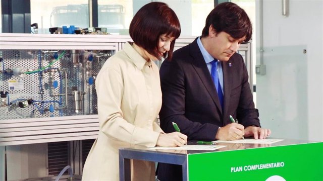 La ministra de Ciencia e Innovación, Diana Morant, y el consejero de Ciencia, Innovación y Universidad, Borja Sánchez.