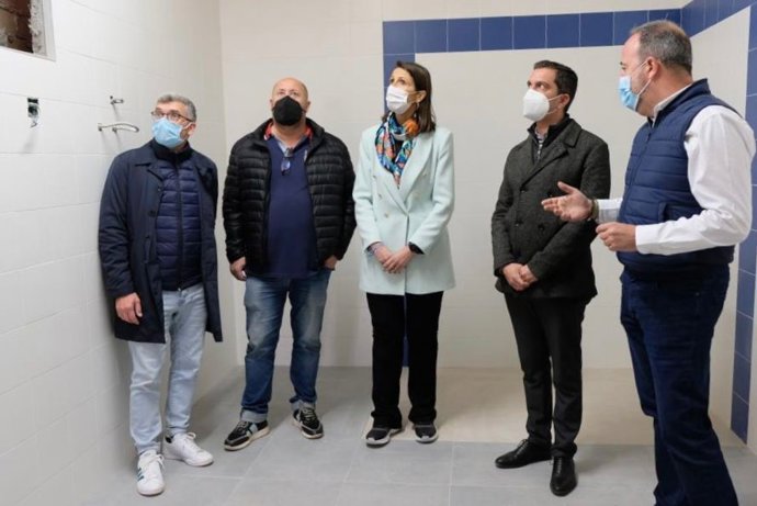 La delegada territorial de Educación y Deporte en Málaga, Mercedes García Paine, visita el IES Los Manantiales de Torremolinos.