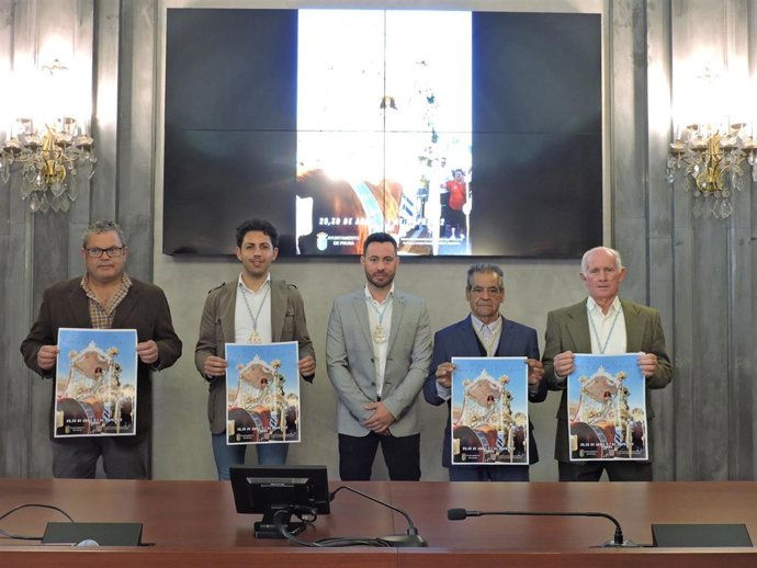 El alcalde de Pruna, en la presentación del cartel de la Romería de la Pura y Limpia Concepción, en la Casa de la Provincia.