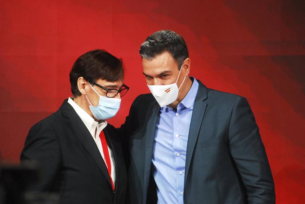 Archivo - El primer secretario del PSC, Salvador Illa, y el presidente del Gobierno, Pedro Sánchez, en el Congreso Extraordinario del PSC, a 19 de diciembre de 2021, en Barcelona (Cataluña). En este evento se vota la Comisión Ejecutiva, que estará forma