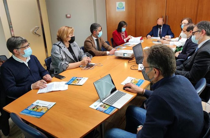 Miembros del consejo de administración de Cogersa en una reunión presidida por el vicepresidente Juan Cofiño.