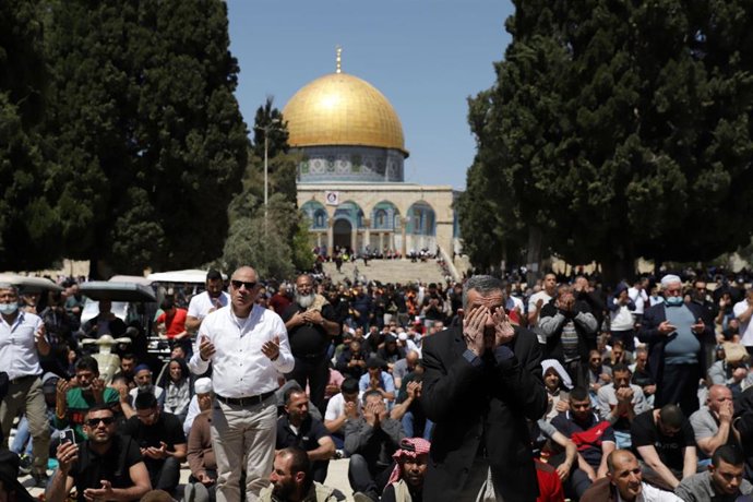 Palestinos rezando en la Explanada de las Mezquitas de Jerusalén