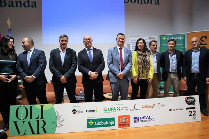 El consejero en la jornada sobre el olivar organizada por UPA y 'Agrícola Café' en Mora.
