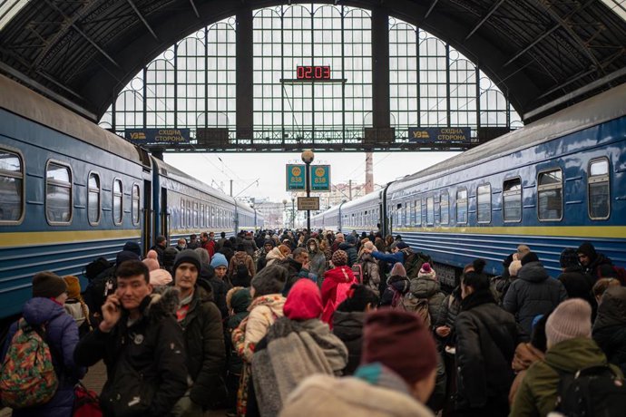 Archivo - Decenas de personas en el andén de la estación de tren de Lviv (Ucrania), a 2 de marzo de 2022, huyen de los bombardeos.