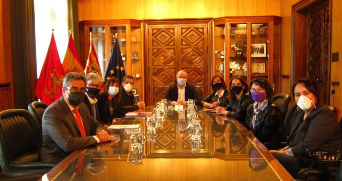 El alcalde de Zaragoza, Jorge Azcón, la vicealcaldesa, Sara Fernández, y los portavoces de los grupos municipales reciben al investigador de la Universidad de Colorado e Hijo Predilecto de Zaragoza, José Luis Jiménez.