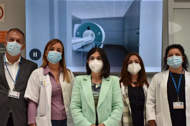 La ministra de Sanidad, Carolina Darias, en una visita al hospital de El Hierro para presentar el proyecto de resolnancia magnética del plan Inveat