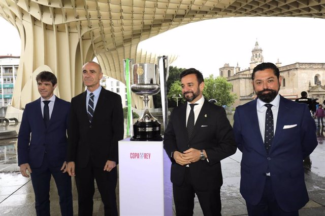 El alcalde de Sevilla, Antonio Muñoz, con el consejero de Educación y Deporte, Manuel Alejandro Cardenete, segundo por la derecha, en la presentación del trofeo de la final de la Copa del Rey que se disputa este sábado en Sevilla.