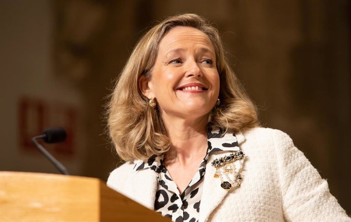 La vicepresidenta primera del Gobierno y ministra de Asuntos Económicos y Transformación Digital, Nadia Calviño, interviene tras una reunión con el presidente de la Junta de Extremadura en la sede de Presidencia del Ejecutivo regional, a 13 de abril de 