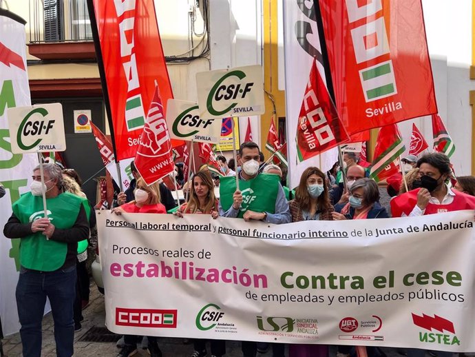 VÍDEO: Sindicatos se concentran en Andalucía "contra el cese indiscriminado" de empleados públicos de la Junta