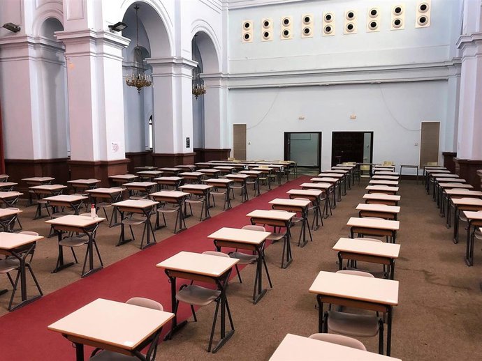 Archivo - Aula de examen habilitada en UNED Valncia