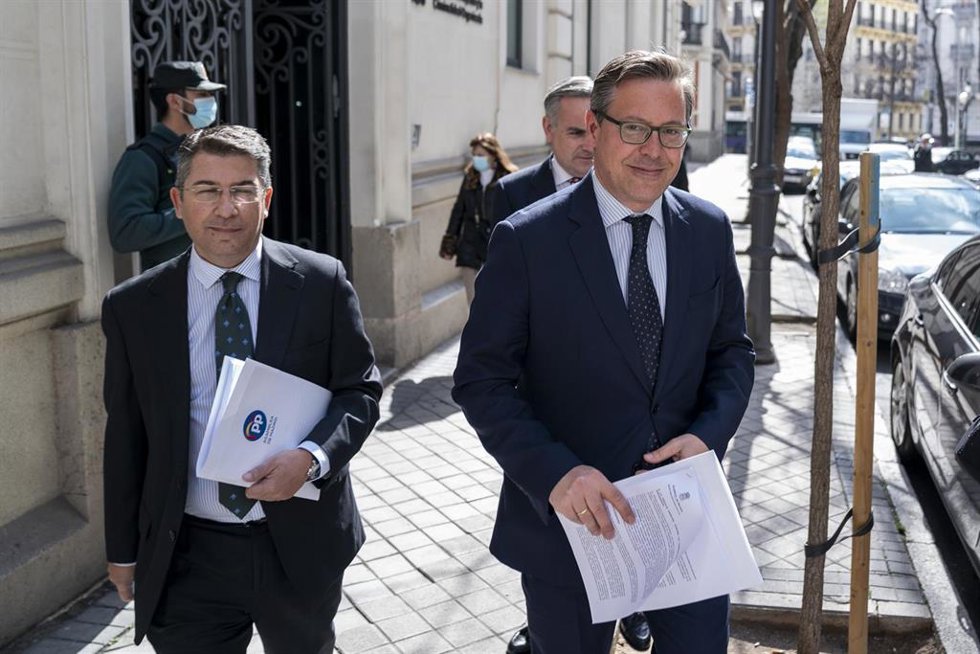 Archivo - (I-D) El portavoz adjunto del PP, Pedro Muñoz; el portavoz del PP, Alfonso Serrano; y el secretario general del GPP, Enrique Núñez, a su llegada a la Fiscalía Anticorrupción para presentar contratos de compra de material sanitario con al menos