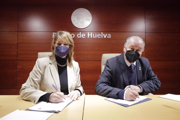 El presidente del Consejo de Hermandades de la ciudad de Huelva, Antonio González, y la presidenta del Puerto de Huelva, Pilar Miranda.
