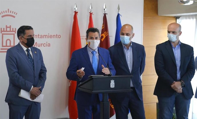 El vicealcalde de Murcia, Mario Gómez, ofrece declaraciones junto al alcalde, José Antonio Serrano, a la izquierda, y concejales