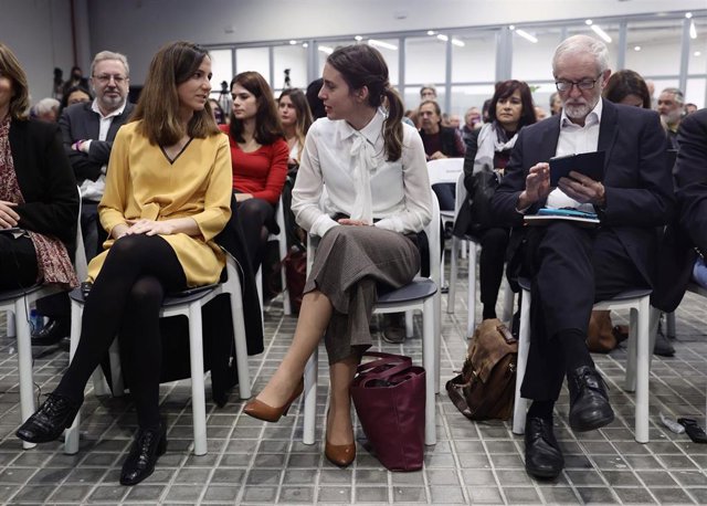 (I-D) La secretaria general de Podemos y ministra de Derechos Sociales y Agenda 2030, Ione Belarra; la ministra de Igualdad, Irene Montero y el ex secretario general de Podemos en Madrid, José Julio Rodríguez Fernández, participan junto a representantes p