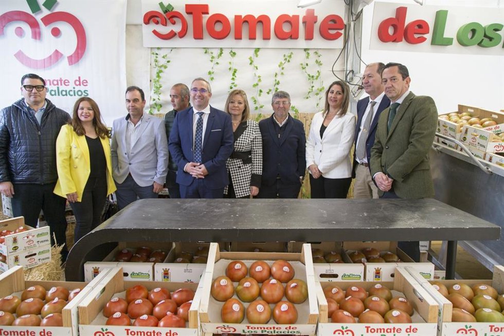 El alcalde de Los Palacios, en la inauguración de la feria agroganadera y vinícola de la localidad.