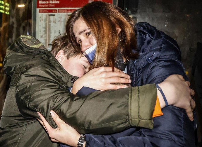 Archivo - Una mujer abraza a un niño a su llegada a Valencia tras haber finalizado un viaje en autobús a bordo de la ONG Juntos por la Paz para escapar de Ucrania, a 7 de marzo de 2022,