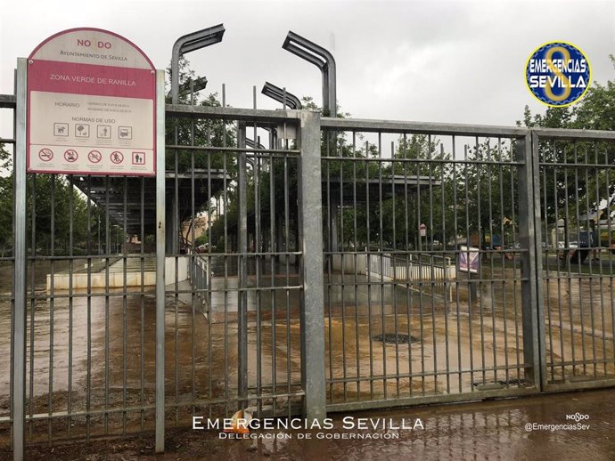 Parque público en Sevilla cerrado este viernes por las fuertes rachas de viento.