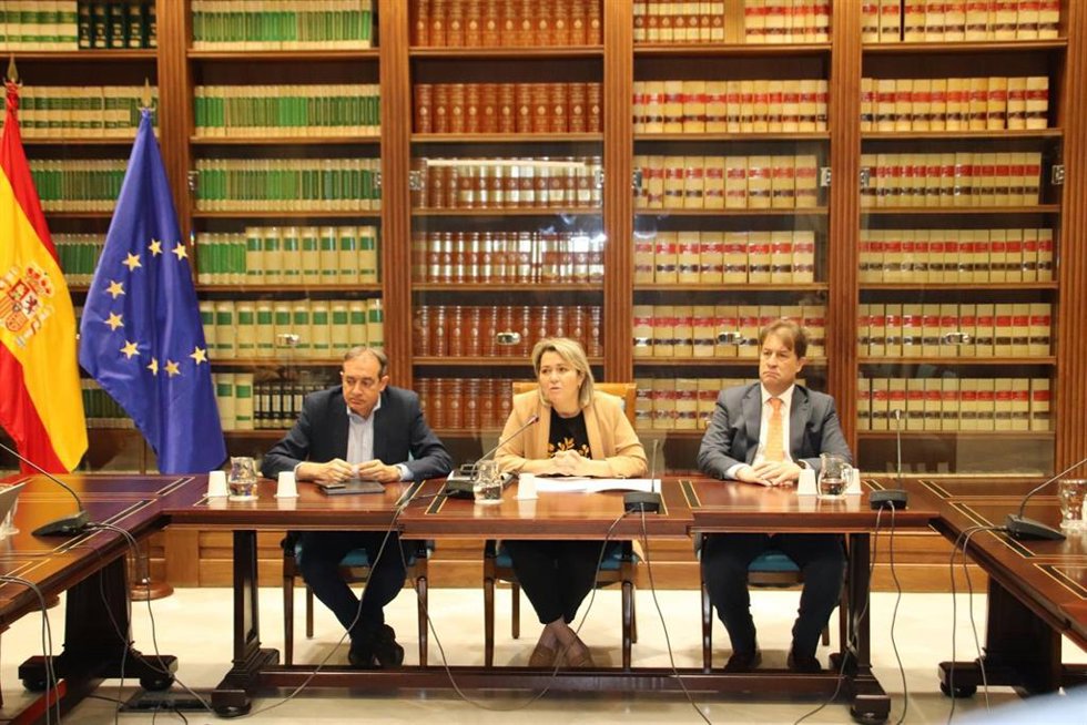 El administrador único de RTVC, Francisco Moreno, la consejera de Agricultura, Ganadería y Pesca del Gobierno de Canarias, Alicia Vanoostende, y el periodista Fran Belín, en la presentación de 'Agrocanarias. Tv'