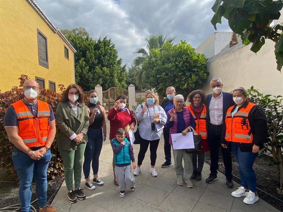Familias afectadas por el volcán en La Palma que reciben las llaves de sus nuevas viviendas