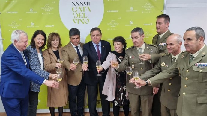 Luis Planas con autoridades en la 37 Cata del Vino de Montilla-Moriles.