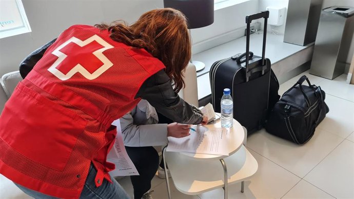 Una voluntaria de Cruz Roja asiste a un refugiado ucraniano.