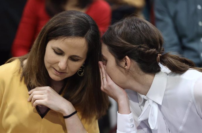 La secretaria general de Podemos y ministra de Derechos Sociales, Ione Belarra (i) y la ministra de Igualdad, Irene Montero (d), participan en la 'Conferencia europea por la Paz', en el Espacio Rastro Madrid, a 22 de abril de 2022, en Madrid (España). 