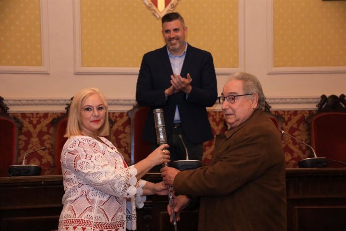 Cullera nombra por primera vez a una mujer, Ángeles Bou, como macera de la Corporación Municipal