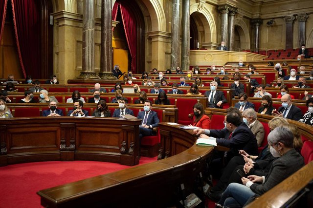 Archivo - Vista general d'un ple del Parlament