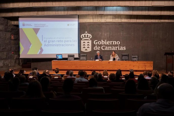 El consejero de Administraciones Públicas, Julio Pérez, y la directora general de Modernización, Alicia Álvarez, en la inauguración de unas jornadas sobre la administración pública
