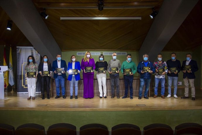 El Foro acoge la entrega a doce empresas de calzado de los QR de la marca Garantía Valverde del Camino.