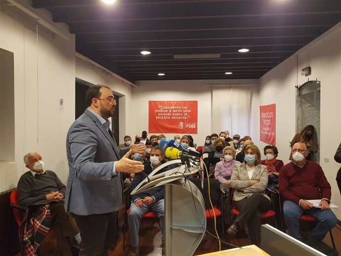 El secretario general de la FSA-PSOE, Adrián Barbón, durante su intervención en la Asamblea del PSOE de Oviedo.