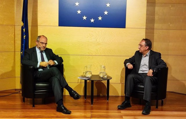El portavoz del Parlamento Europeo, Jaume Duch, junto con el periodista Lluís Bassets