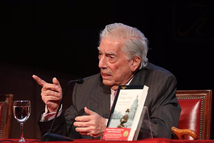 El escritor, político y periodista, Mario Vargas Llosa, presenta su libro La mirada quieta (de Pérez Galdós), en el Ateneo de Madrid, a 7 de abril de 2022, en Madrid (España). 