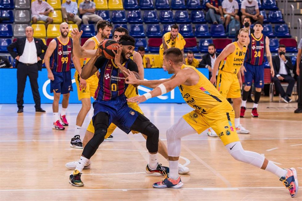 Archivo - Brandon Davies ante Emir Sulejmanovic en un Lenovo Tenerife-Bara