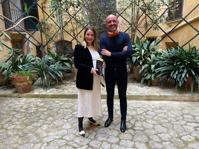 La presidenta del PP de BalearEs, Marga Prohens, junto al senador y diputado en la Asamblea de Madrid Jaime de los Santos.
