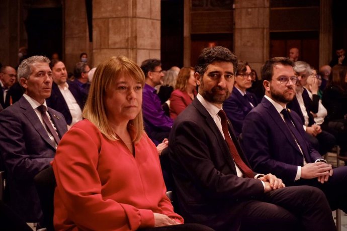 La consellera de Cultura, Natlia Garriga, al costat del vicepresident de la Generalitat, Jordi Puigneró, i al president, Pere Aragons, en l'acte institucional de Sant Jordi