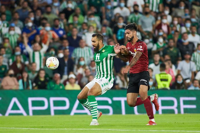 Archivo - Borja Iglesias of Real Betis and Omar Alderete of Valencia in action during the spanish league, La Liga Santander, football match played between Real Betis and Valencia CF at Benito Villamarin stadium on October 27, 2021, in Sevilla, Spain.
