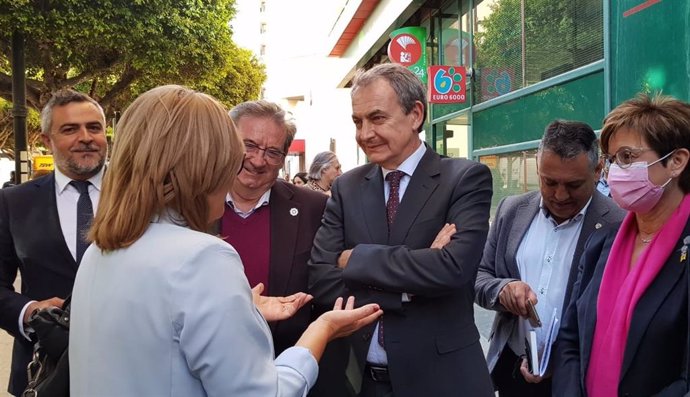 El expresidente José Luis Rodríguez Zapatero conversa con cargos de su partido en Almería.