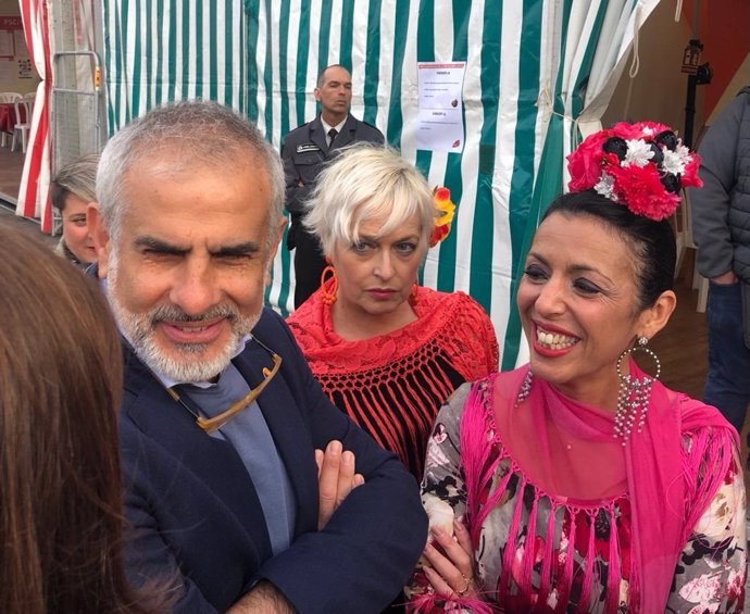 El líder de Cs en Catalunya, Carlos Carrizosa, la diputada en el Parlament Anna Grau, y la presidenta del Parlamento andaluz, Marta Bosquet, en la carpa de Cs en la Feria de Abril de Barcelona, a 22 de abril de 2022.