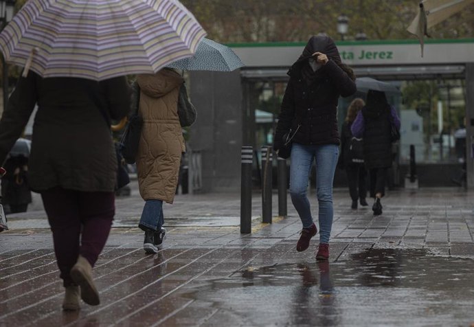 Archivo - Peatones con paraguas durante un día lluvioso y con rachas de viento en la provincia
