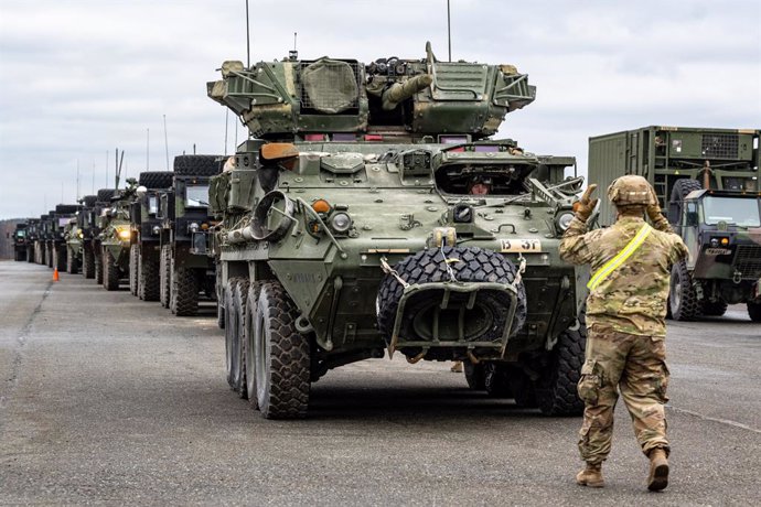 Archivo - 09 February 2022, Bavaria, Vilseck: A US Army Stryker wheeled tank drives on the grounds of the Grafenwoehr military training area. The US Army is transferring around 1,000 soldiers, including tanks and military vehicles, from its base in Vils