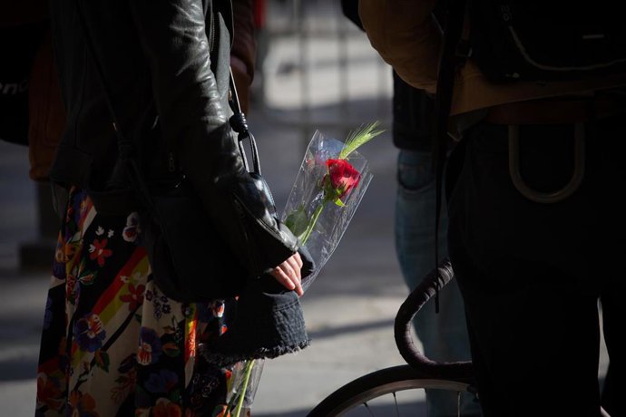 Archivo - Una mujer con una rosa en la Plaza Real de Barcelona en el día de Sant Jordi, a 23 de abril de 2021, en Barcelona