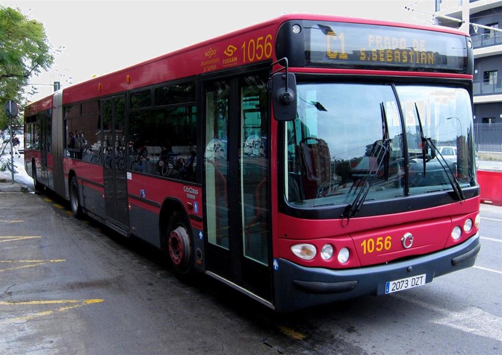 Archivo - Un autobús de la línea C1 de Tussam