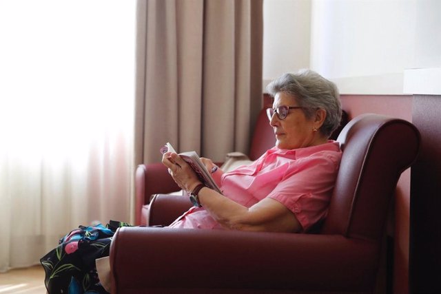 Anciana leyendo
